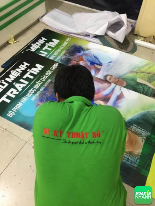 Nhân viên gia công PosterQuangCao trực tiếp tiến hành gia công poster quảng cáo phim Sứ mệnh trái tim cho khách hàng